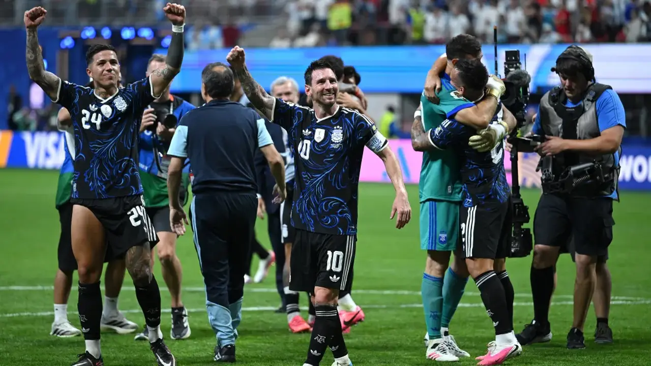 متى يتواجه المنتخب الأرجنتيني مع إسبانيا في نهائي كأس العالم؟